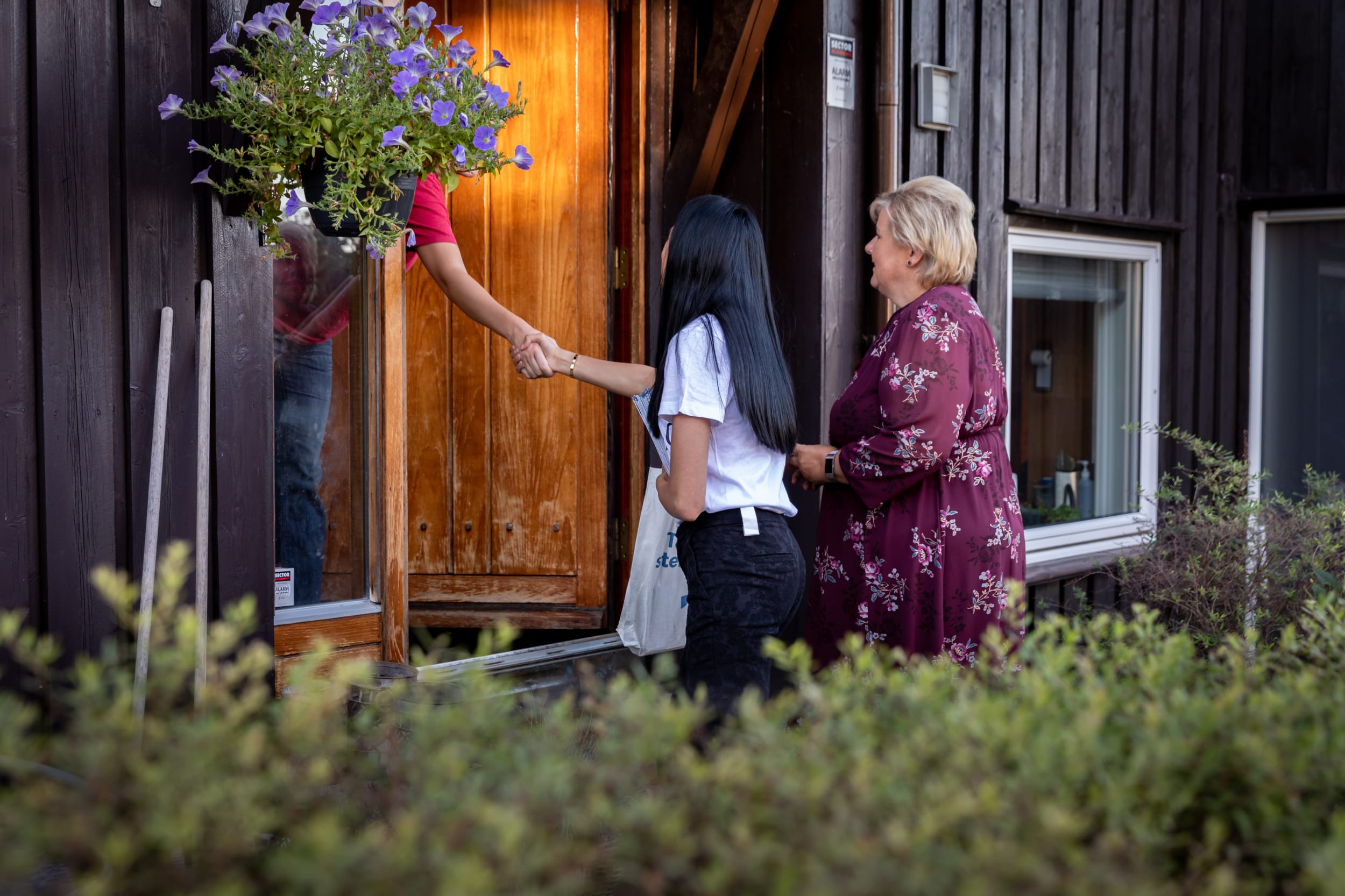 Saida Begum og Erna Solberg på husbesøk.